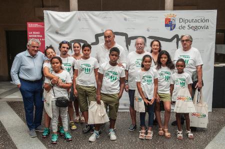Imagen Los niños y niñas del programa 'Vacaciones en Paz' reciben en cariño de la provincia en una recepción presidida por Miguel Ángel de Vicente