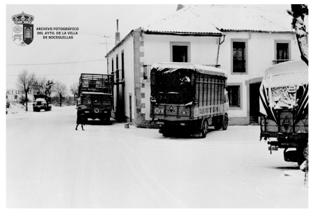 La calle Bayona con los camiones ensacados por nevada (1969)