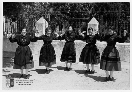 Calle Bayona, Grupo de mozas con el traje regional II
