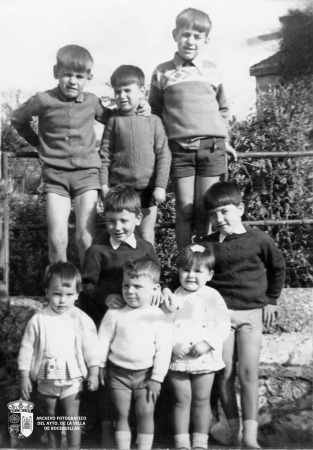Juan Antonio, Jose Luis y Jesús Arranz con sus vecinos (1968)