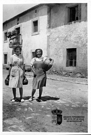Paquita y amiga con cántaros a la fuente