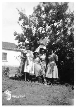 Mozas en los alrededores del matadero (circa 1950)