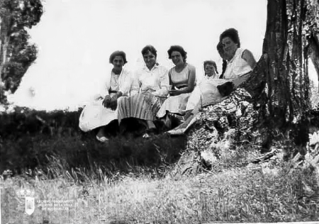 Mozas en la fuente del Rio